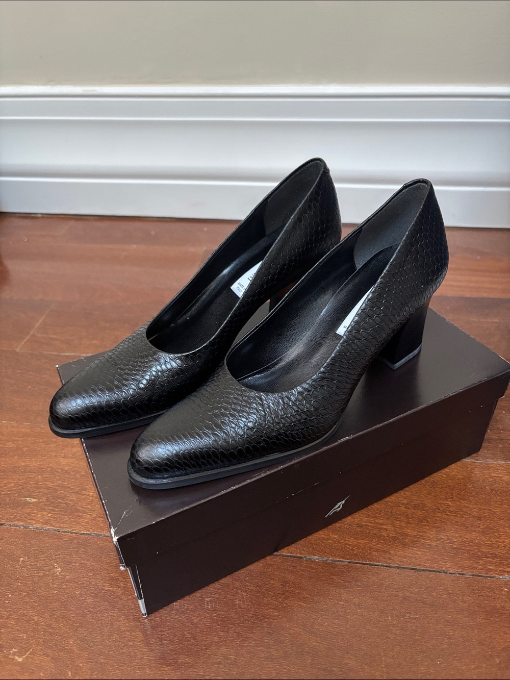 Aldo Chelini Black Snakeskin Sculpted Block Heel Pumps 6.5 BNIB